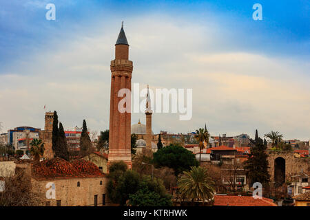 Tetti nel vecchio centro di Antalya con Minareto Yivli. Foto Stock