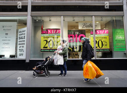 A Bolton il negozio di abbigliamento per donna in Herald Square quartiere di New York annuncia che è presto la chiusura, che offre sconti sugli articoli promozionali, domenica 24 dicembre, 2017. (© Richard B. Levine) Foto Stock