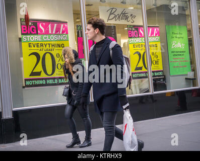 A Bolton il negozio di abbigliamento per donna in Herald Square quartiere di New York annuncia che è presto la chiusura, che offre sconti sugli articoli promozionali, domenica 24 dicembre, 2017. (© Richard B. Levine) Foto Stock