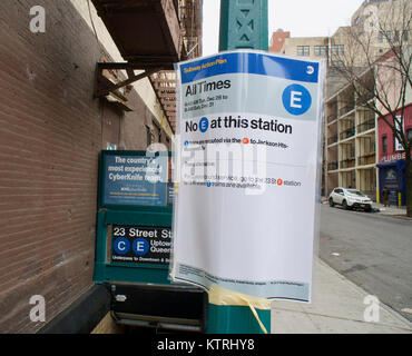 Segni pubblicato a West 23rd Street la stazione della metropolitana di New York di Domenica, Dicembre 24, 2017 di informare il pubblico dell'inizio della prossima settimana del 'Subway piano di azione' considerando che il servizio sul "E" treno è completamente spento durante la settimana tra Natale e Capodanno a partire da martedì, 26 dicembre 2017 a domenica, 8AM Domenica, Dicembre 31 al fine di semplificare gli aggiornamenti e riparazioni sulla linea. Questa settimana è stato scelto come esso storicamente ha il più basso ridership di qualsiasi tempo durante l'anno. (© Richard B. Levine) Foto Stock