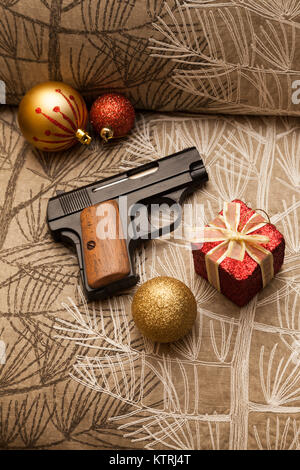 Un puledro .25 vest pocket semi automatico pistola pistola con decorazioni di Natale Foto Stock