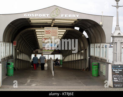 I passeggeri e il motociclista a Gosport traghetto, Hampshire, Inghilterra, Regno Unito dopo il weekend per fare shopping a Portsmouth Foto Stock