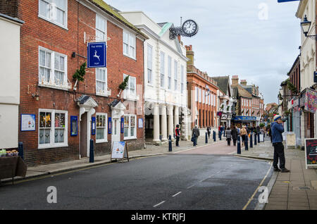 Town Hall e un orologio nella trafficata High Street, Hythe, Kent, Regno Unito Foto Stock