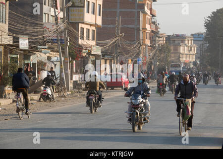 Il traffico stradale sulla scena gli inverni di giorno a Kathmandu in Nepal Foto Stock