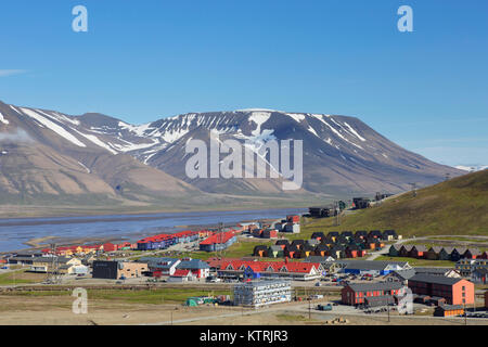 Vista sulla città Longyearbyen in estate, Svalbard / Spitsbergen Foto Stock