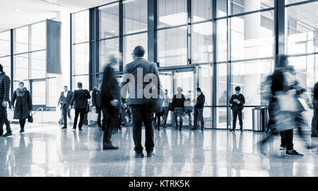 Immagine astratta di uomini di affari che camminando in una lobby Foto Stock