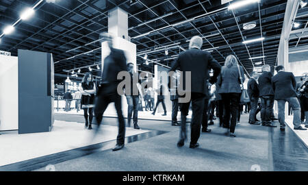 La gente di affari di " commuters " Passeggiate in ora di punta su una fiera commerciale Foto Stock