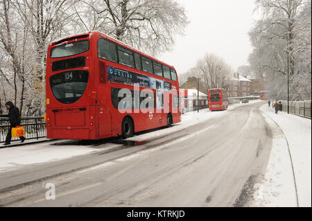 Gli autobus sono bloccate a causa di forti nevicate su Muswell Hill Road a Londra in Inghilterra il 10 dicembre 2017 Foto Stock