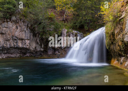 L'acqua scorre verso il basso il Fossil Creek Waterfall Trail in Coconino National Forest molle fossile deserto Novembre 14, 2017 a Camp Verde, Arizona. Foto Stock
