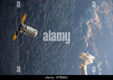Orbital ATK della Cygnus nave rifornimento con il suo cembalo-ike UltraFlex array solare si avvicina alla Stazione Spaziale Internazionale il braccio robotico Canadarm2 come entrambi i veicoli spaziali volare in un orbitale di sunrise su nov. 14, 2017 Foto Stock