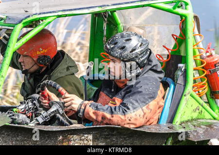 SALOVKA, Russia - 5 Maggio 2017: annuale off-road racing sul Suv presso il concorso annuale "Trofi rubezh 2017'. Foto Stock