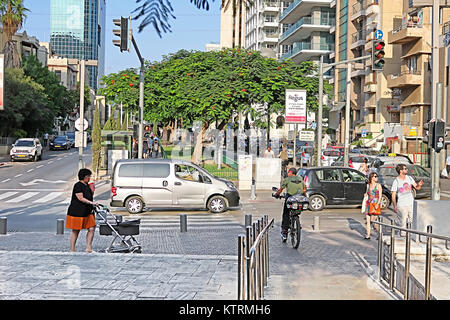 TEL AVIV, Israele - 17 settembre 2017: Vista di Rothschild Boulevard di Tel Aviv, Israele Foto Stock