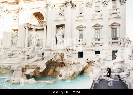 Coppia giovane kissing vicino alla Fontana di Trevi. Foto Stock