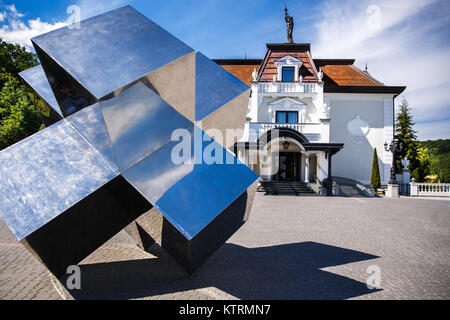 Perfettamente curati casa suburbana con specchio figura su una bella giornata di sole. Foto Stock