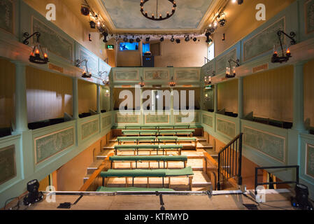 Vista dal palco al Georgian Storico Theatre Royal, uno di Gran Bretagna più antichi teatri, costruito nel 1788, Richmond, North Yorkshire, Inghilterra. Foto Stock