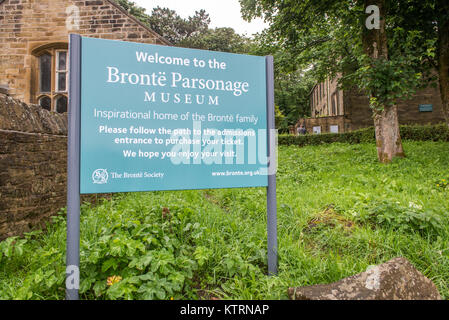 Segno di benvenuto a brémont' Parsonage Museum, Haworth, West Yorkshire, Inghilterra Foto Stock