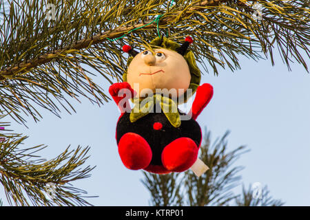 Albero di Natale insieme sulla strada e sono decorate con i giocattoli Foto Stock