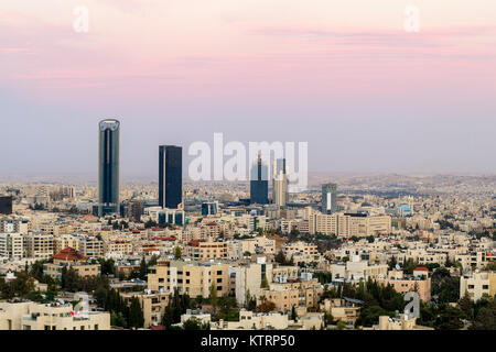 Area di Abdali il nuovo centro di Amman - Vista di Amman skyline al tramonto Foto Stock