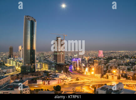 Vista superiore del nuovo centro di Amman di notte con la luna Foto Stock