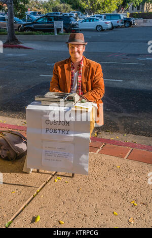 Nastri inchiostratori per macchine da scrivere Troubadour personalizzate offerta di poesia per $10-20 su un marciapiede in San Luis Obispo, California. Foto Stock
