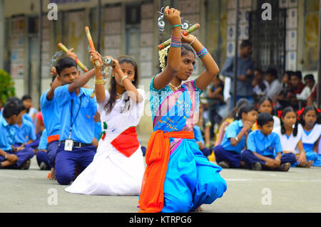 Ragazza eseguire esercizi Lazim o praticare durante il giorno di indipendenza di Pune, Maharashtra Foto Stock