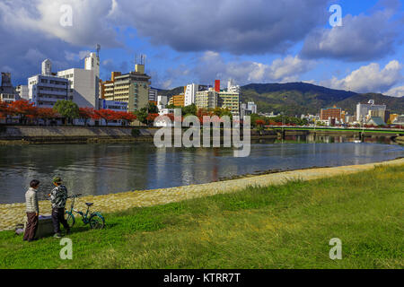 Hiroshima, Giappone - 15 Novembre 2013: Il fiume Ota è il grande fiume che scorre attraverso la Prefettura di Hiroshima e si svuota nella Seto Inland Sea Foto Stock