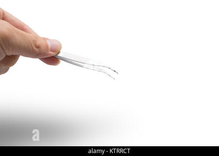 Mano con pinzette mediche di piccole dimensioni isolata su bianco con tracciato di ritaglio Foto Stock