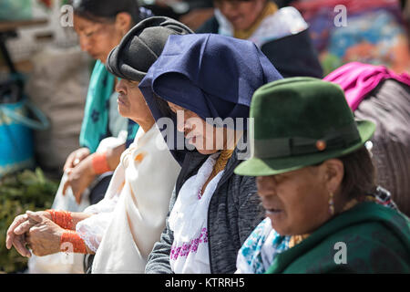 Otavalo, Ecuador-December 23, 2017: primo piano delle donne indigene che indossa abiti di tradizione Foto Stock