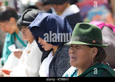 Otavalo, Ecuador-December 23, 2017: popoli indigeni seduti all'aperto nel mercato locale Foto Stock