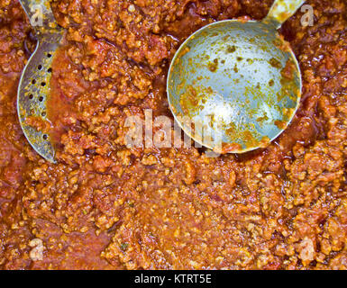 Salsa di pomodoro, di aromi e di acqua calda e la cottura a vapore carne, appena pronto per la stagione il vostro pasta e il vostro cibo Foto Stock