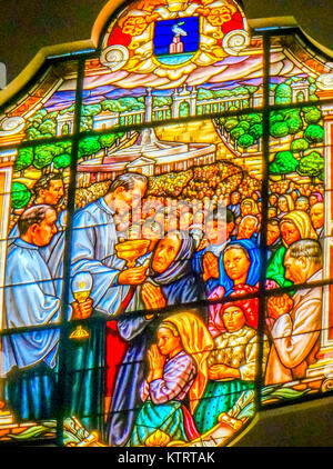 Massa contadina tre bambini in vetro colorato Basilica della Madonna del Rosario di Fatima in Portogallo. Chiesa creata sul sito dove portoghese tre Pastorelli Foto Stock