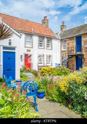 Crail porto in una soleggiata mattinata estiva, piccolo villaggio di pescatori in Fife, Scozia. Foto Stock