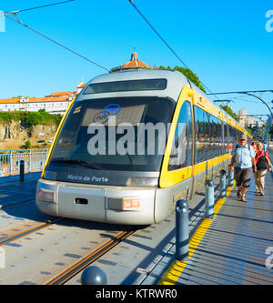 PORTO, Portogallo - 07 giugno 2017: Stazione della Metropolitana di Porto sul Dom Luis ponte di ferro al tramonto del tempo. La rete ha 6 linee e raggiunge i sette comuni Foto Stock