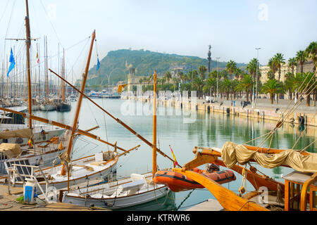 Vista di un famoso Porto Vell marina di Barcellona con barche a vela in primo piano. Spagna Foto Stock