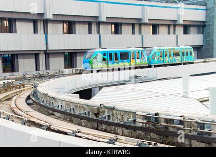 SINGAPORE - Jan 13, 2017: Skytrain presso l'Aeroporto Changi di Singapore. Il Changi è il più grande aeroporto del mondo. Foto Stock