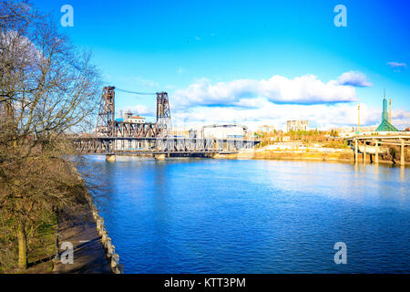 Acciaio ponte sul fiume Willamette a Portland, Oregon Foto Stock