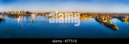 Ampio panorama sul porto di Sydney da Woolloomooloo attraverso città CBD punti di riferimento a North Shore inferiore ricchi sobborghi in vista aerea al mattino sotto Foto Stock