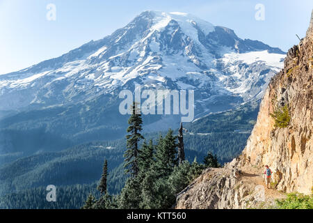 Donna escursioni lungo sentieri di montagna, Mount Rainier National Park, Washington, Stati Uniti Foto Stock