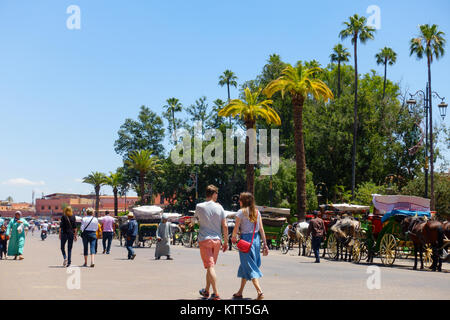 Marrakech, Marocco - 12 Maggio 2017: i turisti e i locali sono a piedi sulla strada che conduce verso la famosa Piazza Jemaa el Fna a Marrakech, in Marocco, Foto Stock