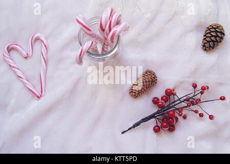 Candy canne in un vasetto di vetro con decorazioni Foto Stock