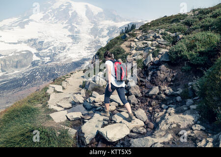 Woman Escursionismo, Glacier Basin Trail, Mount Rainier National Park, Washington, Stati Uniti Foto Stock