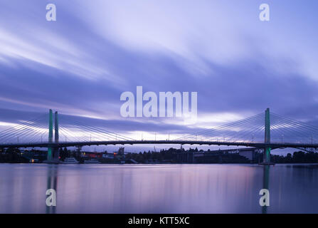 Ponte di Tilikum che attraversa il fiume Willamette, Portland, Oregon, Stati Uniti Foto Stock