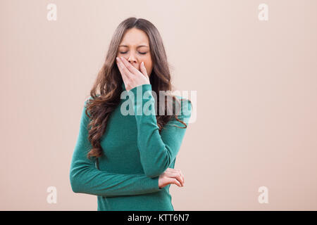 Ritratto di stanca ragazza che sbadiglia Foto Stock