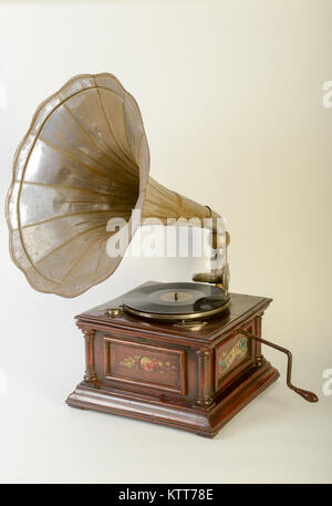 Grammofono Vintage con altoparlante a tromba isolato su bianco
