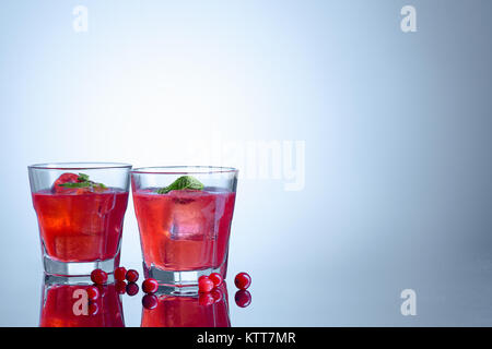 Il primo piano di cape cod o cocktail vodka mirtillo rosso blu su sfondo per studio Foto Stock