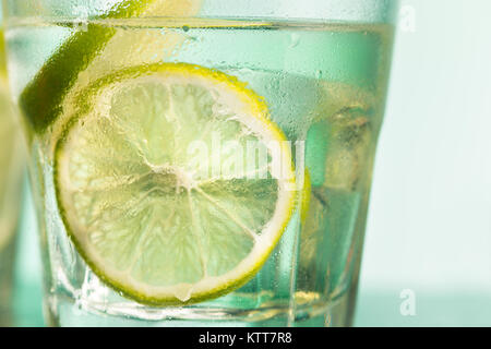 Il primo piano di cape cod o cocktail di vodka con frutti su blu di sfondo per studio Foto Stock