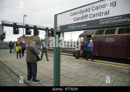 Gli appassionati di ferrovia e di classe 57 locomotiva diesel 57315 presso la stazione centrale di Cardiff, Galles. Foto Stock