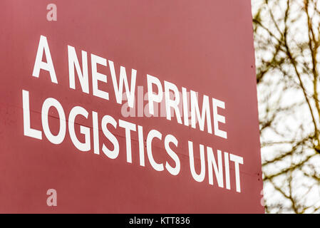 Gli agenti immobiliari di logistica industriale magazzino e uffici di unità a firmare nuovi Prime unità Logistica Foto Stock