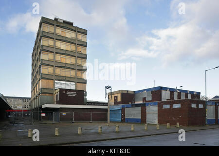 Freeman modo uffici, il centro dello shopping e il chiuso White Knight pub, Freeman Street, Grimsby, Regno Unito. Foto Stock