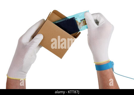 Un tecnico di guanti antistatici disimballa dalla scatola del display per la riparazione di una moderna fotocamera digitale. Isolato su bianco studio concetto. Foto Stock